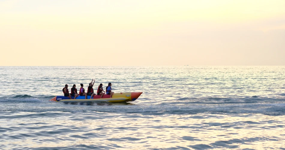 Parasailing & Sukan Air Berhampiran Pantai Juhu dan Versova